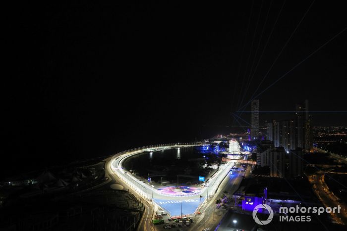 Una vista del circuito iluminado por la noche