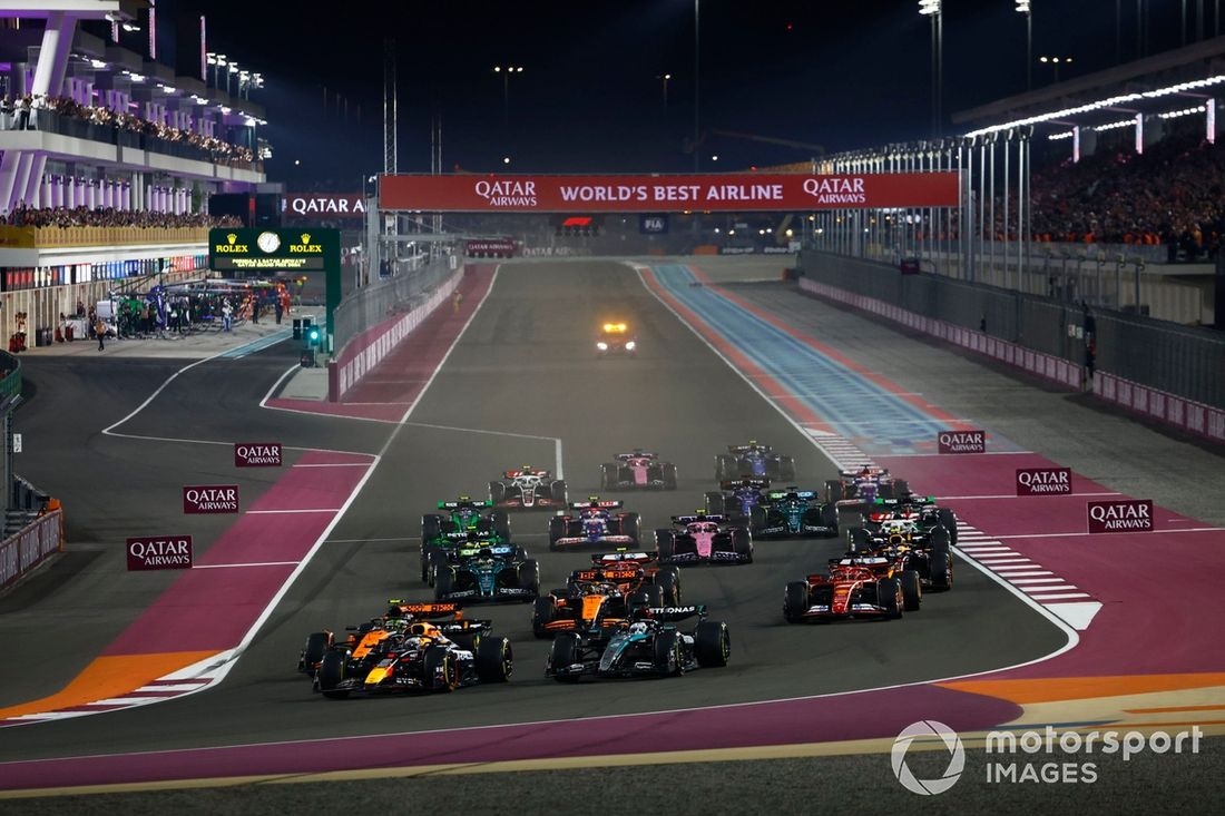 George Russell, Mercedes F1 W15, Max Verstappen, Red Bull Racing RB20, Lando Norris, McLaren MCL38, Oscar Piastri, McLaren MCL38, o resto do pelotão na partida