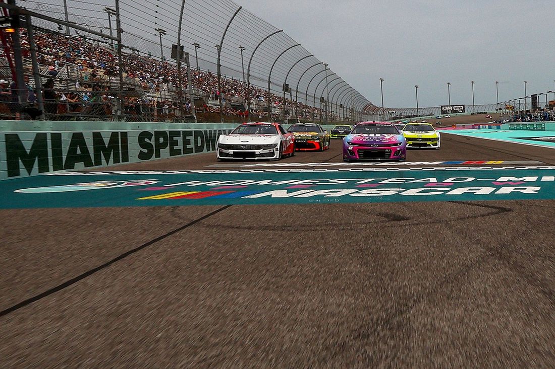 Josh Berry, Wood Brothers Racing Ford, Alex Bowman, Hendrick Motorsports Chevrolet