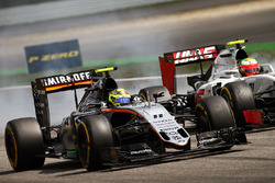 Sergio Perez, Sahara Force India F1 VJM09 e Esteban Gutierrez, Haas F1 Team VF-16 lottano per la pos