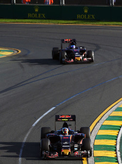 Carlos Sainz Jr., Scuderia Toro Rosso STR11 conduce il compagno di squadra Max Verstappen, Scuderia