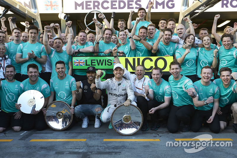 Sieger Nico Rosberg, Mercedes AMG F1 Team; 2. Lewis Hamilton, Mercedes AMG F1 Team, feieren mit dem 