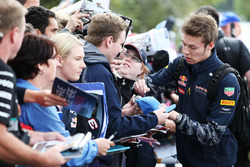 Даниил Квят, Red Bull Racing раздает автографы фанатам