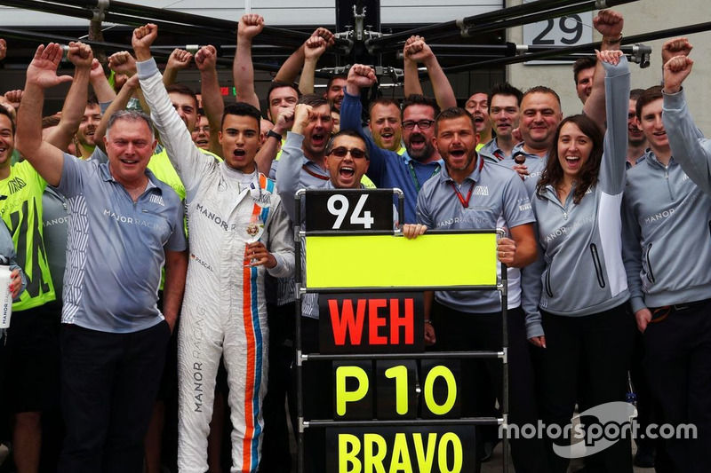 Pascal Wehrlein, Manor Racing feiert seinen 10.Platz mit dem Teamthe team