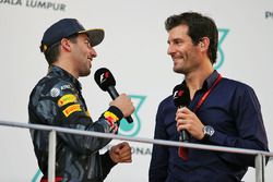 Ganador Daniel Ricciardo, Red Bull Racing en el podio con Mark Webber, piloto del Porsche equipo WEC