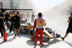 Nach Brand in der Boxengasse: das Auto von Kevin Magnussen, Renault Sport F1 Team RS16