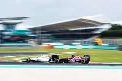 Valtteri Bottas, Williams FW38 y Carlos Sainz Jr., Scuderia Toro Rosso STR11