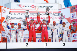 Podio GT500: i vincitori della gara Tsugio Matsuda, Ronnie Quintarelli, Nismo, al secondo posto Heik
