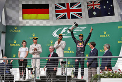 Подіум (зліва направо): Вікторія Вовлес, партнер директора по сервісу Mercedes AMG F1; Ніко Росберг,
