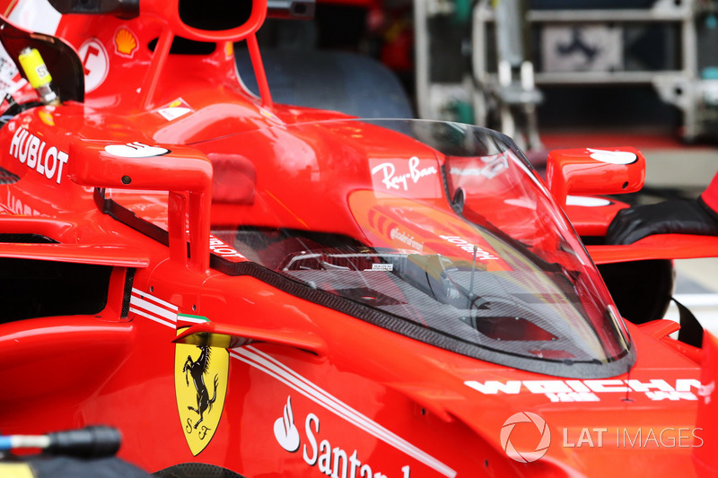 Sebastian Vettel, Ferrari SF70H, con el escudo de la cabina