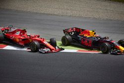 Kimi Räikkönen, Ferrari SF70H; Max Verstappen, Red Bull Racing RB13