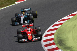 Sebastian Vettel, Ferrari SF70H, Lewis Hamilton, Mercedes AMG F1 W08