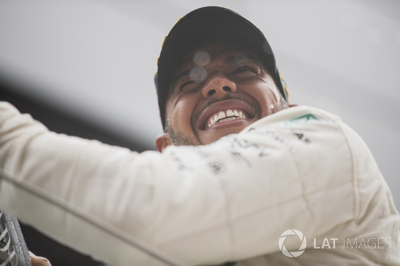 Race winner Lewis Hamilton, Mercedes AMG F1, sprays Champagne from the podium