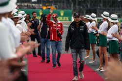 Sergio Pérez, Sahara Force India y Sebastian Vettel, Ferrari en el desfile de pilotos
