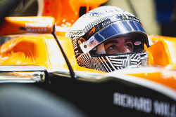 Fernando Alonso, McLaren, en el cockpit con la visera del casco levantada