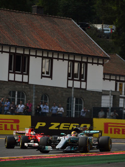 Lewis Hamilton, Mercedes-Benz F1 W08 Sebastian Vettel, Ferrari SF70H