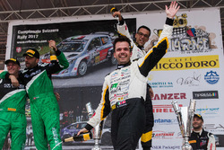 Kevin Gilardoni auf podium, Rally Ronde del Ticino