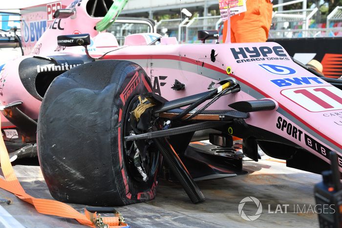 El coche de Sergio Pérez, Sahara Force India VJM10 es retirado por oficiales de pista