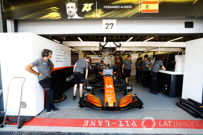 Mecánicos de McLaren trabajan en el MCL32 de Fernando Alonso