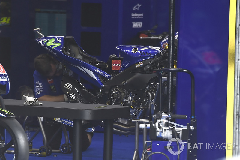 Мотоцикл Yamaha Factory Racing в боксах