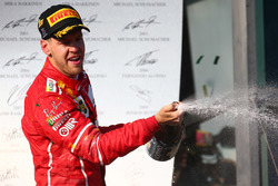 Podio: ganador Sebastian Vettel Ferrari celebra con champagne