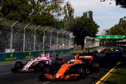 Fernando Alonso, McLaren MCL32 y Esteban Ocon, Force India VJM10