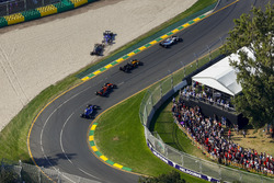 Marcus Ericsson, Sauber C36, and Kevin Magnussen, Haas F1 Team VF-17, collide at the start