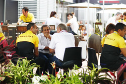 Cyril Abiteboul, directeur général Renault Sport F1 Team, Alain Prost et Helmut Markko, consultant Red Bull Racing, dans le paddock