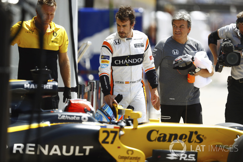 Фернандо Алонсо, McLaren, и Нико Хюлькенберг, Renault Sport F1 Team RS17