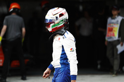 Antonio Giovinazzi, Sauber C36, revient au garage après son accident