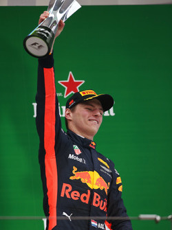 Podium: Max Verstappen, Red Bull Racing, mit Pokal