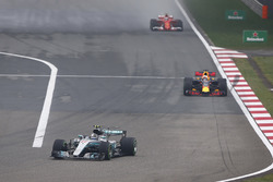 Valtteri Bottas, Mercedes AMG F1 W08; Daniel Ricciardo, Red Bull Racing RB13