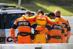 Ryan Hunter-Reay, Andretti Autosport Honda is helped after his crash