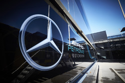 Эмблема Mercedes на моторхоуме команды