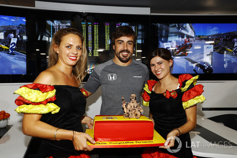 Fernando Alonso, McLaren, celebra su cumpleaños 36 con un pastel