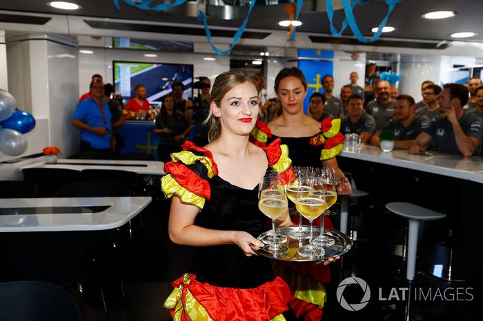 Mujeres vestidas como bailarinas de Flamenco,para el pastel en su cumpleaños para Fernando Alonso, McLaren,