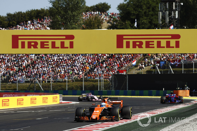 Fernando Alonso, McLaren MCL32, Carlos Sainz Jr., Scuderia Toro Rosso STR12 Sergio Perez, Sahara Force India F1 VJM10