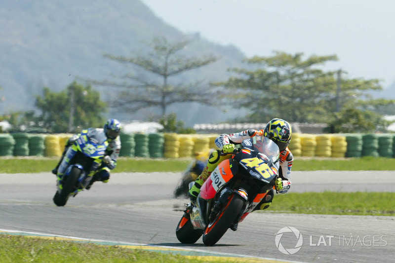 <img src="http://cdn-1.motorsport.com/static/custom/car-thumbs/MOTOGP_2017/RIDERS_NUMBERS/Rossi.png" width="55" /> #30 GP de Rio 2003