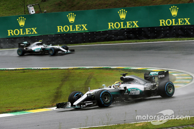 Lewis Hamilton, Mercedes AMG F1 W07 Hybrid; Nico Rosberg, Mercedes AMG F1 W07 Hybrid