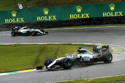 Льюис Хэмилтон, Mercedes AMG F1 W07 Hybrid, и Нико Росберг, Mercedes AMG F1 W07 Hybrid