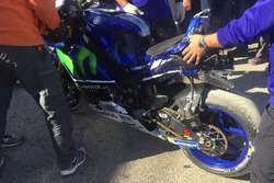 Valentino Rossi, Yamaha Factory Racing su moto después del choque