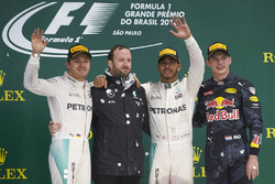 Подиум: Нико Росберг, Mercedes AMG F1; Льюис Хэмилтон, Mercedes AMG F1; Макс Ферстаппен, Red Bull Ra