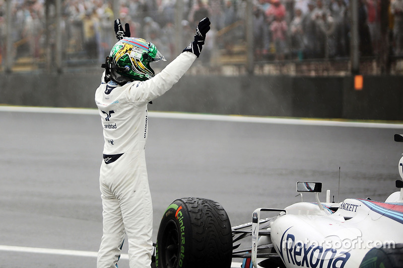 Felipe Massa, Williams FW38, winkt nach seinem Ausfall den Fans zu