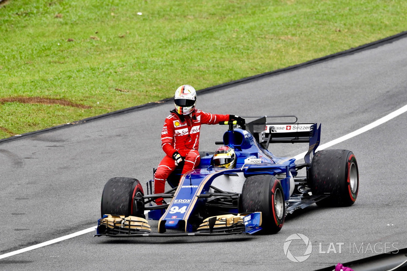 Pascal Wehrlein, Sauber C36 prend Sebastian Vettel, Ferrari en stop