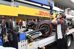 The crashed car of Romain Grosjean, Haas F1 Team VF-17 is recovered in Q1