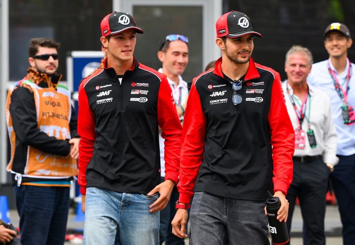 Esteban Ocon, Haas F1 Team, Oliver Bearman, Haas F1 Team