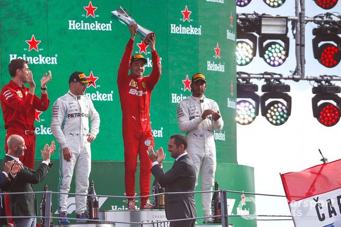 Il vincitore della gara Charles Leclerc, Ferrari e Lewis Hamilton, Mercedes AMG F1 festeggiano sul podio con il trofeo