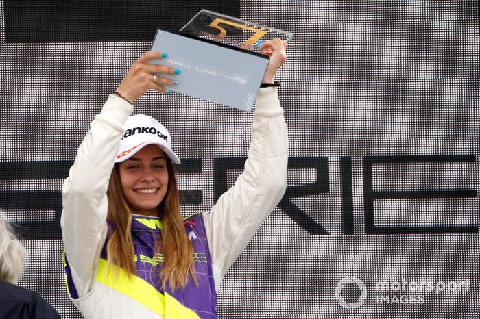 Podio: la ganadora de la carrera Marta García