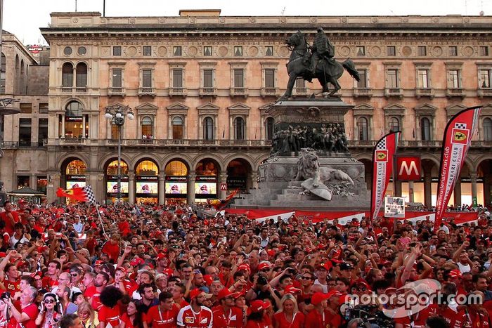 Piazza Duomo com fãs da Ferrari