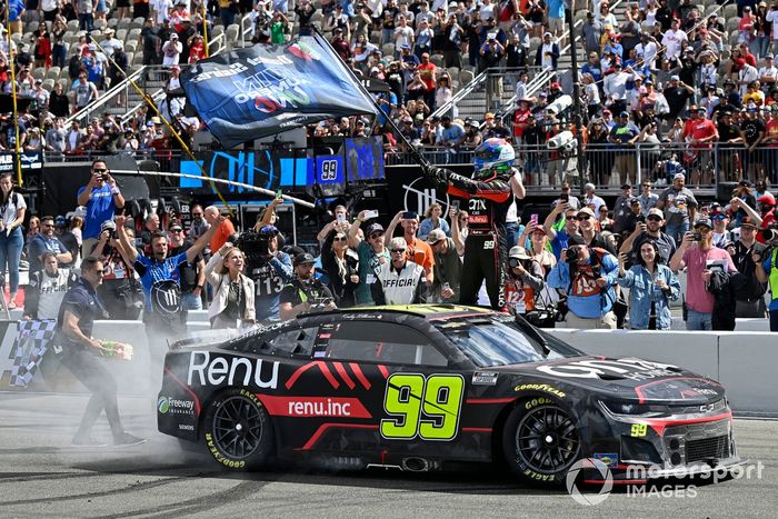 Ganador de la carrera Daniel Suárez, TrackHouse Racing, Onx Homes / Renu Chevrolet Camaro 